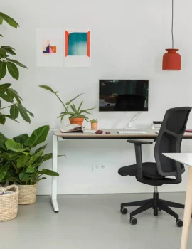 homeoffice mit schwarzem ahrend zest buerostuhl