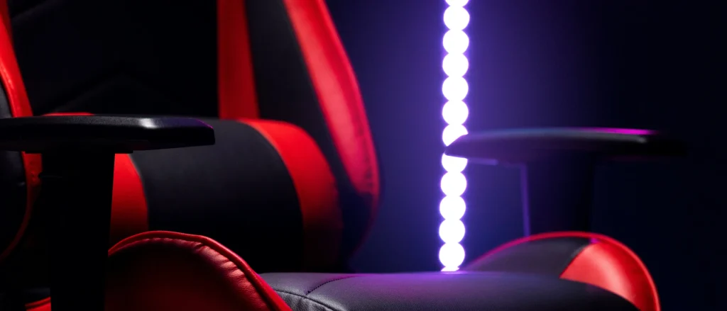 armleuningen op een ergonomische gaming stoel