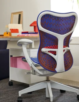 Mirra 2 in marineblauw in een kantoor
