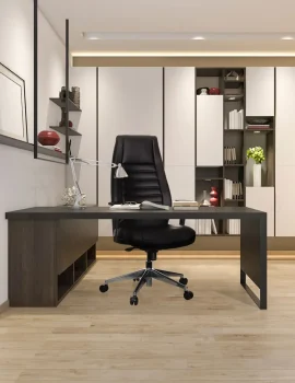 hjh office vitoro achter het bureau